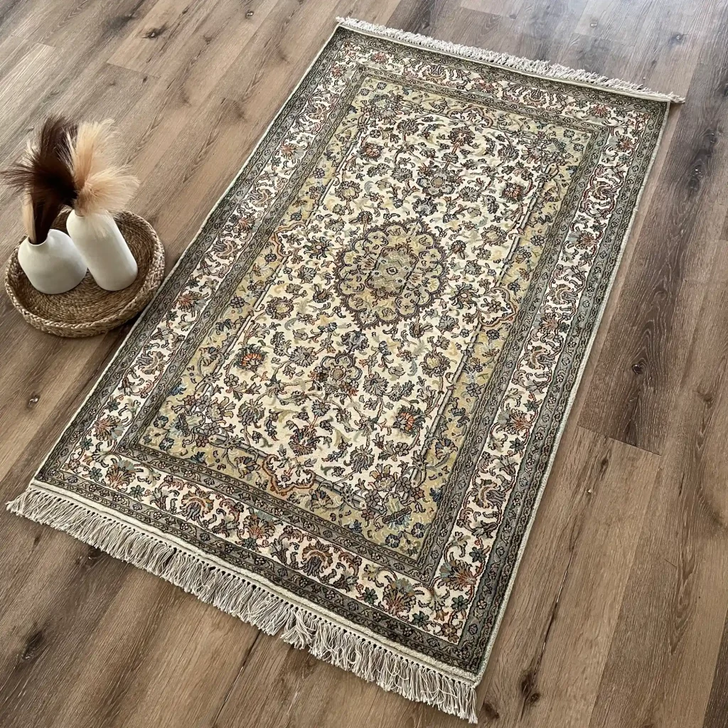 Persian Keshan, 100% Pure Kashmir Silk Pile, Hand Knotted Area Rug, 100 cm x 160 cm, Cream Cream